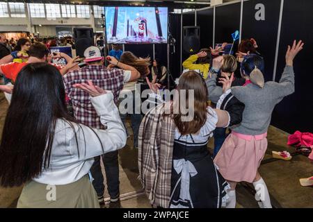 Made in Asia ist der Termin für Mangas, asiatische Zeichentrickfilme, Videospiele, tv-Serien-Fans auf der Heyzel Brussels Expo - Tanzen und Kopieren des Zeichentrickfilms auf Th Stockfoto