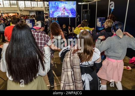 Made in Asia ist der Termin für Mangas, asiatische Zeichentrickfilme, Videospiele, tv-Serien-Fans auf der Heyzel Brussels Expo - Tanzen und Kopieren des Zeichentrickfilms auf Th Stockfoto