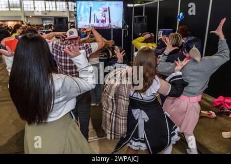 Made in Asia ist der Termin für Mangas, asiatische Zeichentrickfilme, Videospiele, tv-Serien-Fans auf der Heyzel Brussels Expo - Tanzen und Kopieren des Zeichentrickfilms auf Th Stockfoto