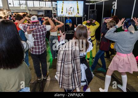 Made in Asia ist der Termin für Mangas, asiatische Zeichentrickfilme, Videospiele, tv-Serien-Fans auf der Heyzel Brussels Expo - Tanzen und Kopieren des Zeichentrickfilms auf Th Stockfoto