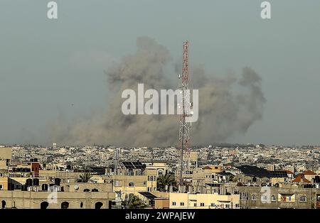 Rafah, Gaza. März 2024. Während des israelischen Bombardements im südlichen Gazastreifen am Mittwoch, 6. März 2024, steigt Rauch. Angesichts des Mangels an Nahrungsmitteln setzt sich die unnachgiebige israelische Belagerung des Gazastreifens fort. Foto: Ismael Mohamad/UPI Credit: UPI/Alamy Live News Stockfoto