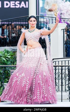 Die National Asian Wedding Show London 2024 - traditionelle und moderne Hochzeitskleidung. Stockfoto