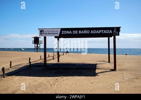 Holzsteg und überdachter Ständer ermöglichen behindertengerechten Zugang zum Strand playa honda Lanzarote, Kanarische Inseln, spanien Stockfoto