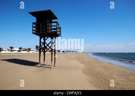 Leerer, unbenutzter Rettungsschirm-Turm auf Sand am playa honda Strand Lanzarote, Kanarische Inseln, spanien Stockfoto