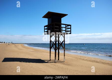 Leerer, unbenutzter Rettungsschirm-Turm auf Sand am playa honda Strand Lanzarote, Kanarische Inseln, spanien Stockfoto