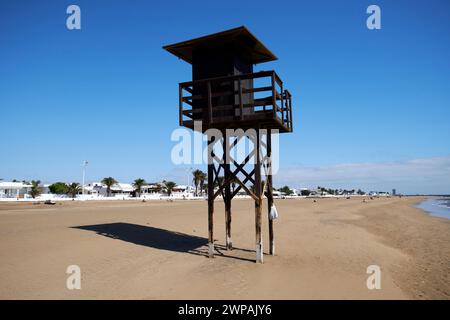 Leerer, unbenutzter Rettungsschirm-Turm auf Sand am playa honda Strand Lanzarote, Kanarische Inseln, spanien Stockfoto