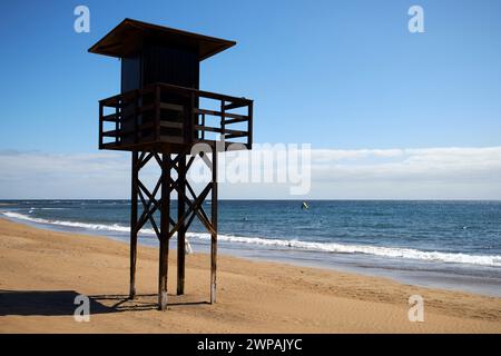 Leerer, unbenutzter Rettungsschirm-Turm auf Sand am playa honda Strand Lanzarote, Kanarische Inseln, spanien Stockfoto