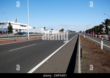 LZ-2 Hauptautobahn durch lanzarote in Richtung arrecife bei Playa Honda, Lanzarote, Kanarischen Inseln, spanien Stockfoto