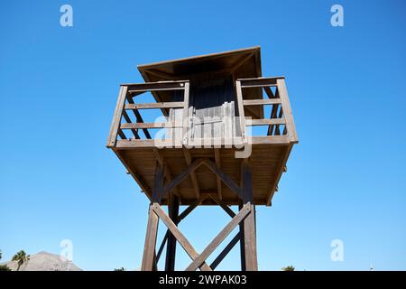 Leerer, unbenutzter Rettungsschirm-Turm auf Sand am playa honda Strand Lanzarote, Kanarische Inseln, spanien Stockfoto