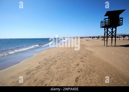 Leerer, unbenutzter Rettungsschirm-Turm auf Sand am playa honda Strand Lanzarote, Kanarische Inseln, spanien Stockfoto