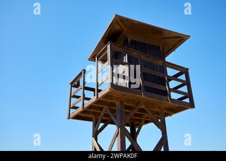 Leerer, unbenutzter Rettungsschirm-Turm auf Sand am playa honda Strand Lanzarote, Kanarische Inseln, spanien Stockfoto