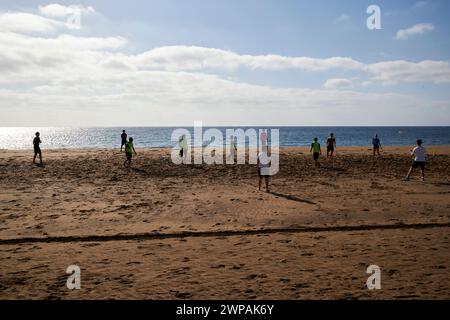 Schulschüler spielen Mannschaftssport Frisbee am Strand Playa Honda, Lanzarote, Kanarische Inseln, spanien Stockfoto