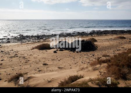 Steinringe zum Schutz der Sonnenanbeter vor Wind auf playa de matagorda Lanzarote, Kanarischen Inseln, spanien Stockfoto