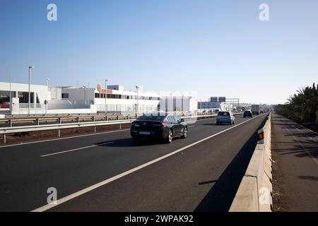 LZ-2 Hauptautobahn durch lanzarote in Richtung arrecife bei Playa Honda, Lanzarote, Kanarischen Inseln, spanien Stockfoto