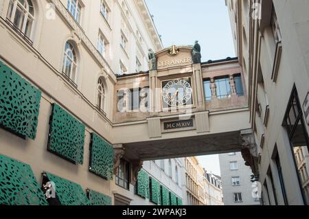 Ankeruhr - dekorative Uhr in einer Brücke zwischen den beiden Gebäudeteilen der Anker Versicherungsgesellschaft. Uhr im Jugendstil in einer Brücke. Stockfoto