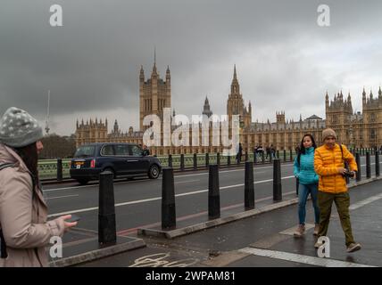 Westminster, London, Großbritannien. März 2024. Das House of Commons in Westminster, London. Bundeskanzler Jeremy Hunt hat in seiner Haushaltserklärung eine Steuersenkung um 2 Pers. Angekündigt. Die aktuellen Umfragen für die Tories vor den Parlamentswahlen zeigen, dass Labour und die Reformpartei bei den Wählern immer beliebter werden. Kredit: Maureen McLean/Alamy Stockfoto