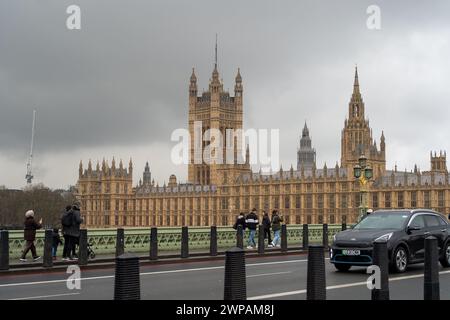 Westminster, London, Großbritannien. März 2024. Das House of Commons in Westminster, London. Bundeskanzler Jeremy Hunt hat in seiner Haushaltserklärung eine Steuersenkung um 2 Pers. Angekündigt. Die aktuellen Umfragen für die Tories vor den Parlamentswahlen zeigen, dass Labour und die Reformpartei bei den Wählern immer beliebter werden. Kredit: Maureen McLean/Alamy Stockfoto