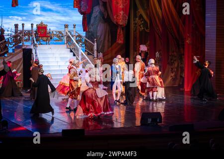 21. Januar 2024 In Kemerowo, Russland. Schauspielerinnen und Schauspieler, die im Musical spielen und singen. Blick auf die Bühne aus dem Auditorium Stockfoto