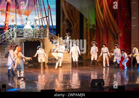 21. Januar 2024 In Kemerowo, Russland. Schauspielerinnen und Schauspieler, die im Musical spielen und singen. Blick auf die Bühne aus dem Auditorium Stockfoto