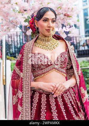 Die National Asian Wedding Show London 2024 - traditionelle und moderne Hochzeitskleidung. Stockfoto