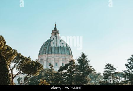 Fantastische Aussicht auf St. Petersdom im Vatikan. Beliebtes Touristenziel. Architektur in Rom, Italien. Stockfoto