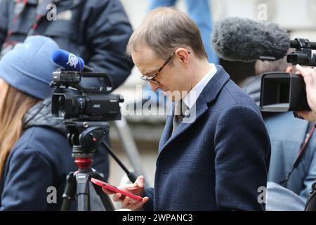 London, Großbritannien. März 2024. Chris Mason, politischer Redakteur der BBC News in der Downing Street, als die Medien auf Jeremy Hunt, Kanzler der Finanzverwaltung, warten, um am Spring Budget Day auf den Stufen der Downing Street 11 zu posieren. Quelle: SOPA Images Limited/Alamy Live News Stockfoto