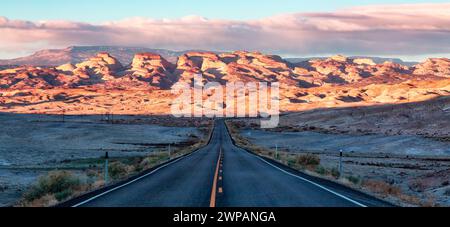 Utah State Route Bei Sonnenaufgang. USA. Abenteuerreisen, Stockfoto