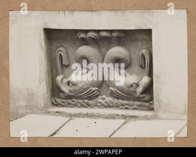 Fassade von Kamienica Filipowiczowska in Lviv, Ukraine, mit biairischen Dekorationen mit zwei Delfinskulpturen aus dem Jahr 1740, dokumentiert von Józef Ko Ciecza Jaworski zwischen 1912 und 1922. Stockfoto