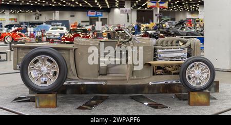 DETROIT, MI/USA - 1. März 2024: Ein Ford Pickup-Truck Interpretation 1932, in Detroit AutoRama. Stockfoto