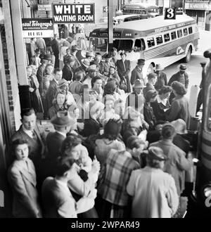 Überfüllter Busbahnhof mit Schild „White Waiting Room“ im Vordergrund und „Coloured Waiting Room“ im Hintergrund, Memphis, Tennessee, USA, Esther Bubley, U.S. Office of war Information, September 1943 Stockfoto