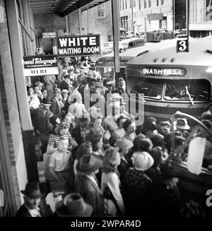 Überfüllter Busbahnhof mit Schild „White Waiting Room“ im Vordergrund und „Coloured Waiting Room“ im Hintergrund, Memphis, Tennessee, USA, Esther Bubley, U.S. Office of war Information, September 1943 Stockfoto