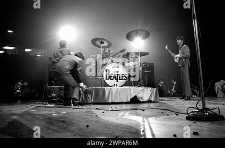 Die englische Rock-and-Roll-Band The Beatles auf der Bühne, Washington Coliseum, Washington, D.C., USA, Marion S. Trikosko, U.S. News & World Report Magazine Photograph Collection, 11. Februar 1964 Stockfoto