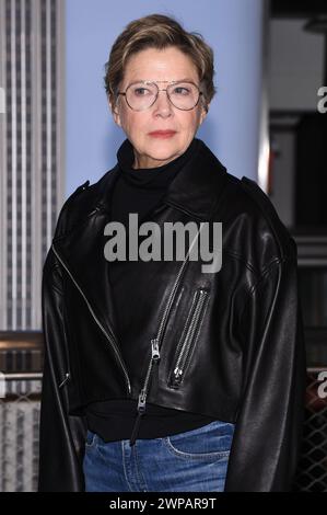 New York, USA. März 2024. Annette Bening besucht das Empire State Building, um die Veröffentlichung der neuen Serie „Apples Never Fall“, New York, NY, 6. März 2024, zu feiern. (Foto: Anthony Behar/SIPA USA) Credit: SIPA USA/Alamy Live News Stockfoto