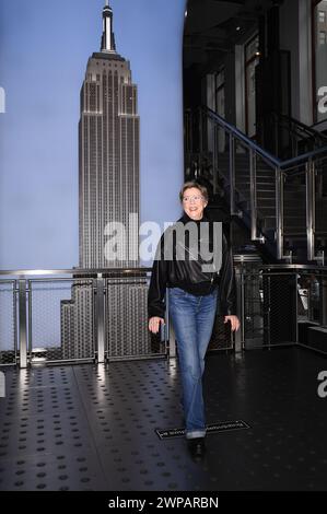 New York, USA. März 2024. Annette Bening besucht das Empire State Building, um die Veröffentlichung der neuen Serie „Apples Never Fall“, New York, NY, 6. März 2024, zu feiern. (Foto: Anthony Behar/SIPA USA) Credit: SIPA USA/Alamy Live News Stockfoto