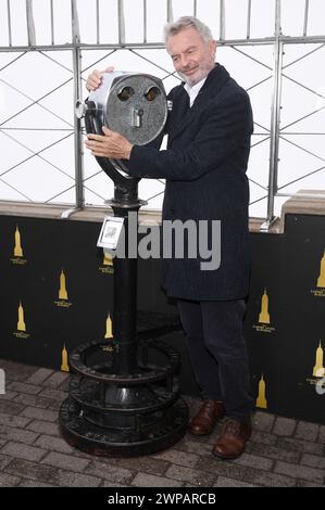 New York, USA. März 2024. Schauspieler Sam Neill besucht das Empire State Building, um die Veröffentlichung der neuen Serie „Apples Never Fall“, New York, NY, 6. März 2024, zu feiern. (Foto: Anthony Behar/SIPA USA) Credit: SIPA USA/Alamy Live News Stockfoto