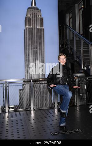 New York, USA. März 2024. Annette Bening besucht das Empire State Building, um die Veröffentlichung der neuen Serie „Apples Never Fall“, New York, NY, 6. März 2024, zu feiern. (Foto: Anthony Behar/SIPA USA) Credit: SIPA USA/Alamy Live News Stockfoto