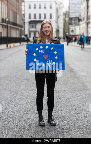 Eine Anti-brexit-Demonstrantin hält während des Anti-Brexit-Protestes am 23. März 2019 in London ein „Wir lieben eu“-Plakat. Stockfoto