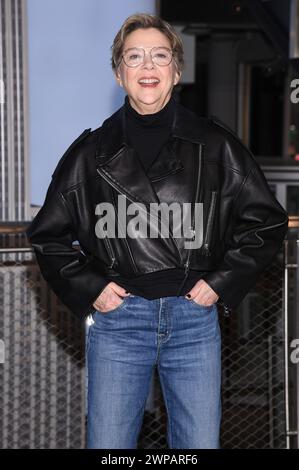 New York, USA. März 2024. Annette Bening besucht das Empire State Building, um die Veröffentlichung der neuen Serie „Apples Never Fall“, New York, NY, 6. März 2024, zu feiern. (Foto: Anthony Behar/SIPA USA) Credit: SIPA USA/Alamy Live News Stockfoto