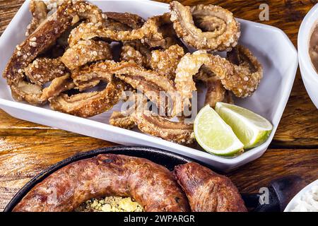 Typischer Esstisch im Inneren Brasiliens. Schweinefleisch, Bohnen, Bohnen-Tutu, Schweineschalen, Reis und Farofa. Bergbauernahrung, zuhause hergestellt. Aromen von Brasilien. Stockfoto