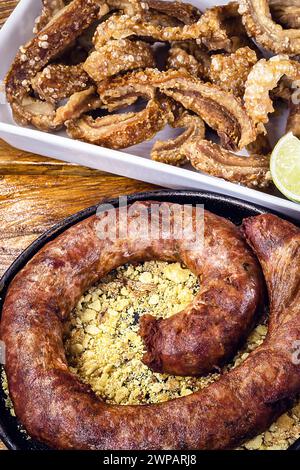 Typischer Esstisch im Inneren Brasiliens. Schweinefleisch, Bohnen, Bohnen-Tutu, Schweineschalen, Reis und Farofa. Bergbauernahrung, zuhause hergestellt. Aromen von Brasilien. Stockfoto