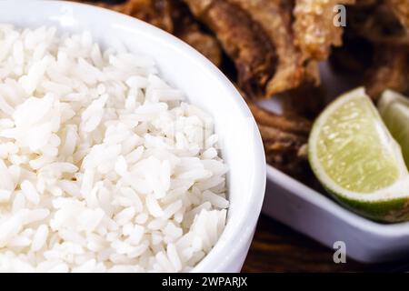 Typischer Esstisch im Inneren Brasiliens. Schweinefleisch, Bohnen, Bohnen-Tutu, Schweineschalen, Reis und Farofa. Gastronomisches Tursimo-Konzept, Foto für Restaurant m Stockfoto