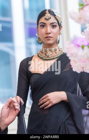 Die National Asian Wedding Show London 2024 - traditionelle und moderne Hochzeitskleidung. Stockfoto