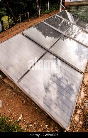 Kleine Solarheizung mit Solarpaneelen, die in ländlichen Gebieten Brasiliens installiert sind, nachlässige und prekäre Anlagen Stockfoto