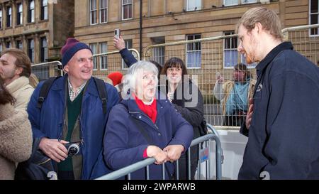 Glasgow, Schottland, Großbritannien. März 2024. Schauspieler Solly McLeod spricht mit Fans bei der britischen Filmpremiere von The Dead Don't Hurt im Glasgow Film Theatre (GFT) in Schottland. Das Glasgow Film Festival 2024 (GFF) findet bis zum 10. März 2024 statt. Quelle: Stewart Kirby für #creativezealots / Alamy Live News Stockfoto