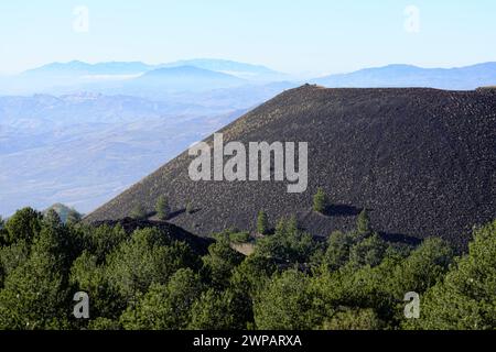 Inaktiver Schlackenkegel „Monte Nuovo“ im Ätna-Park, Sizilien Stockfoto