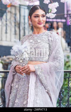 Die National Asian Wedding Show London 2024 - traditionelle und moderne Hochzeitskleidung. Stockfoto