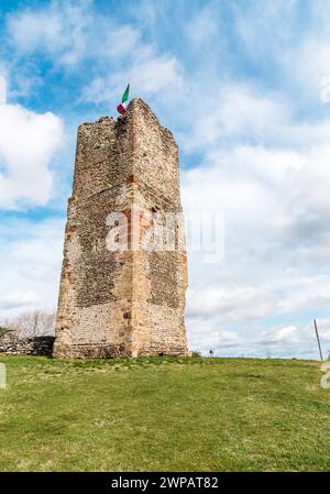 Turm der Burg (Torre delle castelle) in Gattinara, in der Provinz Vercelli, Piemont, Italien Stockfoto