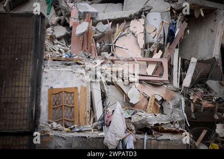 Odessa, Ukraine. März 2024. Der Wohnkomplex in der Dobrovolskoho Avenue 134 wurde von einer russischen Drohne zerstört, die 12 Zivilisten tötete, darunter fünf Kinder in ihrem Haus, am 6. März 2024 in Odesa, Ukraine. Kredit: Ukrainischer Ratsvorsitz/Pressestelle Des Ukrainischen Präsidenten/Alamy Live News Stockfoto