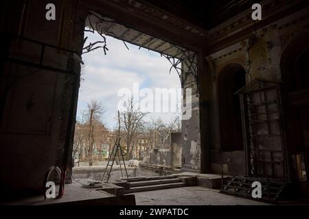 Odessa, Ukraine. März 2024. Der Wohnkomplex in der Dobrovolskoho Avenue 134 wurde von einer russischen Drohne zerstört, die 12 Zivilisten tötete, darunter fünf Kinder in ihrem Haus, am 6. März 2024 in Odesa, Ukraine. Kredit: Ukrainischer Ratsvorsitz/Pressestelle Des Ukrainischen Präsidenten/Alamy Live News Stockfoto