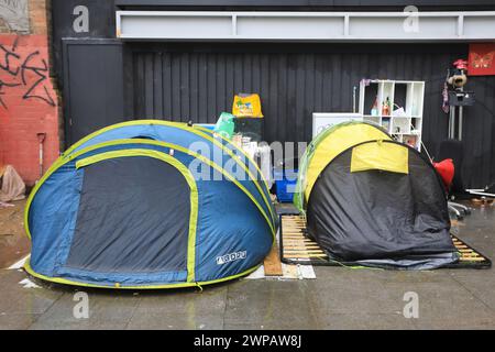 Obdachlose in Zelten an der Tottenham Court Road im Zentrum von London, Großbritannien Stockfoto